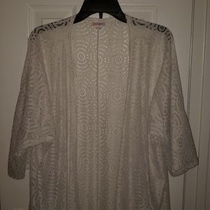 *Make an offer!* LuLaRoe Lindsay, White, Size M